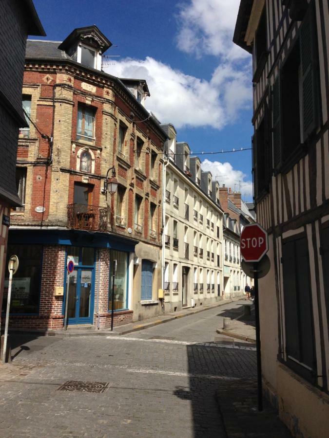 Un Petit Nid A Honfleur Apartment Exterior photo